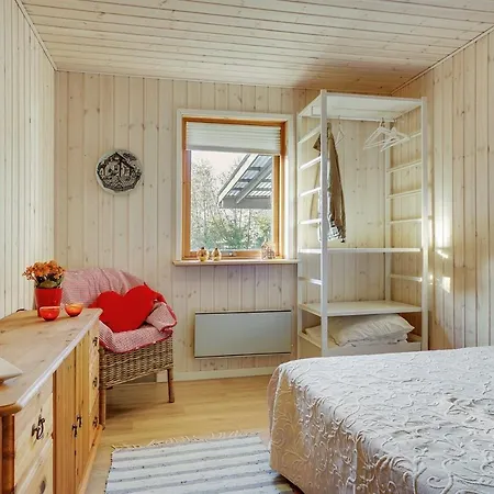 Feriehus Three-bedroom Holiday In Hals